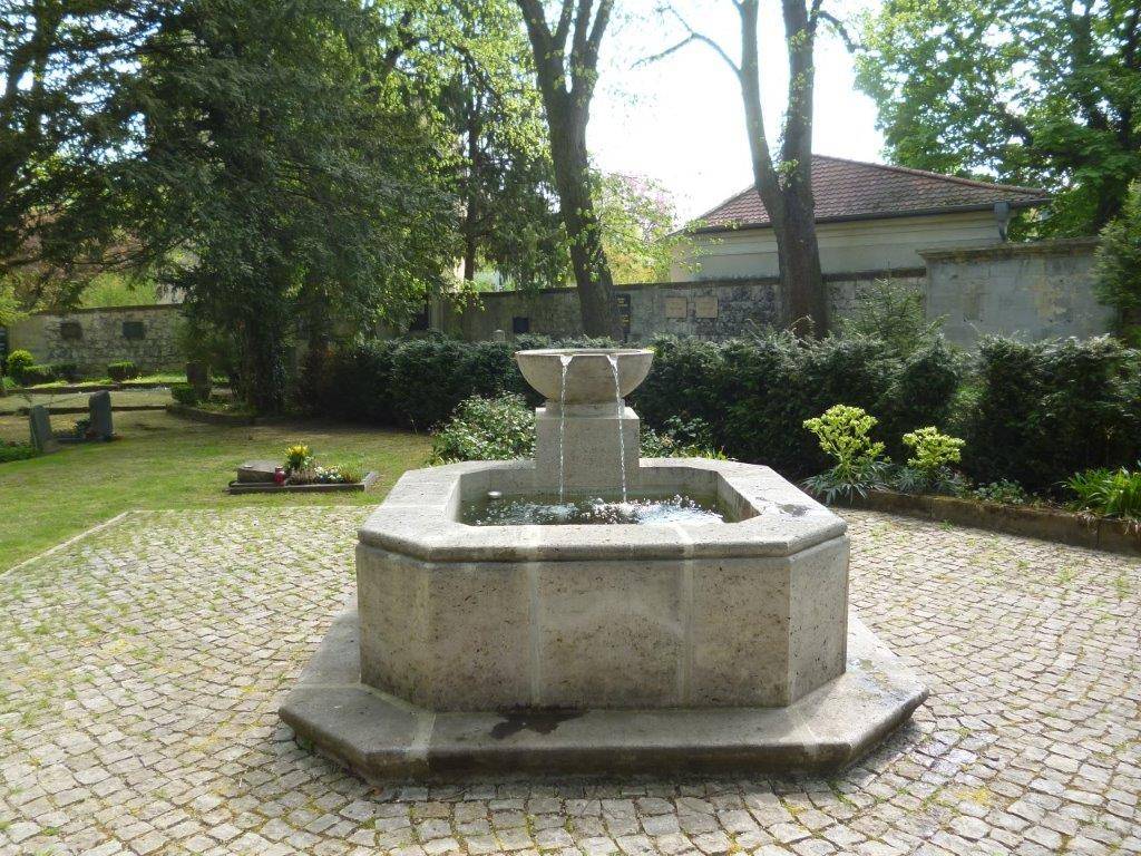 Sanierter Brunnen auf dem Hauptfriedhof