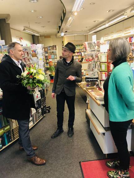 Anlässlich des 20-jährigen Firmenjubiläums überbrachte Oberbürgermeister Peter Kleine der Buchhandlung „Die Eule – Knabes Verlagsbuchhandlung“ Glückwünsche.