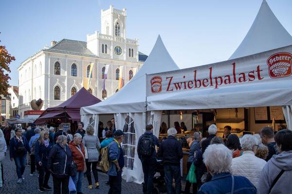 Der Zwiebelmarkt fand in seiner 369. Auflage statt. Trotz der schwierigen Vorbereitung aufgrund personeller Engpässe wurde schlussendlich ein stimmungsvoller Markt auf die Beine gestellt und umgesetzt.