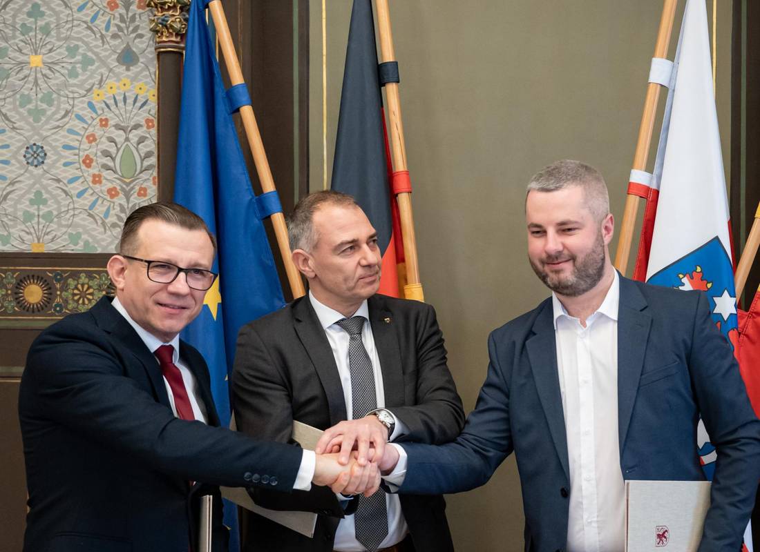 Andrzej Wnuk, Stadtpräsident von Zamość, Oberbürgermeister Peter Kleine und Oleg Volskyi, Bürgermeister der westukrainischen Stadt Schowkwa.