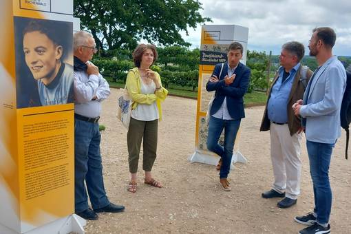 Die Ausstellung fand in einem öffentlichen Park am Rathaus oberhalb der Loire statt und ist eine Kooperation der beiden Partnerstädte und der Gedenkstätte Buchenwald.