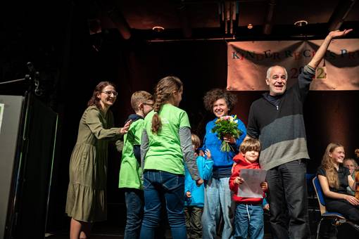 HP Großmann (re.) und der Verein Gaswerk Weimar e.V. erhielten beim Kinderrechtspreis 2022 eine Anerkennung für den familienfreundlichen Kulturbrunch und die abwechslungsreichen und spannenden Mitmachprojekte für alle Kinder der Stadt.