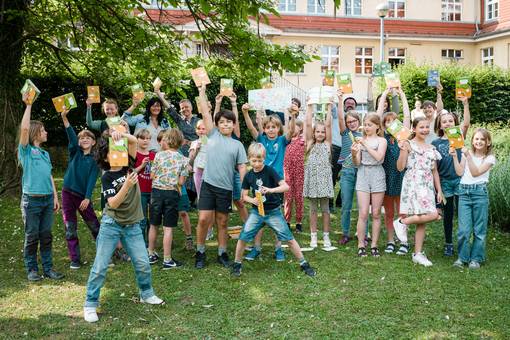 Stellvertretend für die 32.000 Thüringer Kinder erhielt die Pestalozzi-Schule in Weimar am 4. Juli 2023 bei einer öffentlichen Übergabe die neuen Möhrchenhefte