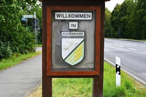 Das Willkommensschild in Schöndorf steht wieder