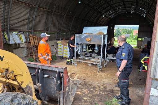 Die Kameraden der Weimarer Feuerwehr beim Befüllen der Sandsäcke