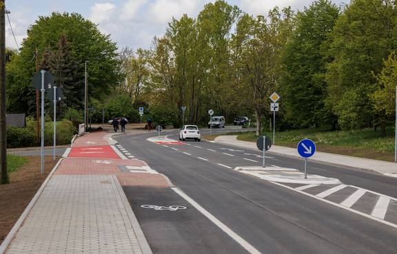 Die Maßnahme umfasste neben dem Bau des Rad-/Gehwegs die Umgestaltung des Knotens Marcel-Paul-Straße / An der Klinge in Weimar-Nord, um zukünftig eine gesicherte Verkehrsführung für alle Verkehrsteilnehmer zu gewährleisten.