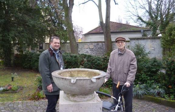 Dirk Eichholtz (Friedhofsverwaltung der Stadt Weimar) und Wolfgang Litwa