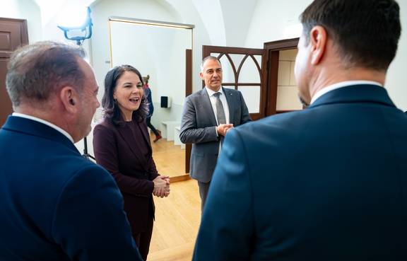 Annalena Baerbock gemeinsam mit Oberbürgermeister Peter Kleine, Marc Gricourt und Rafal Zwolak.