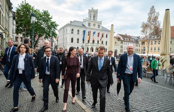 Auf dem Weg zur Pressekonferenz.