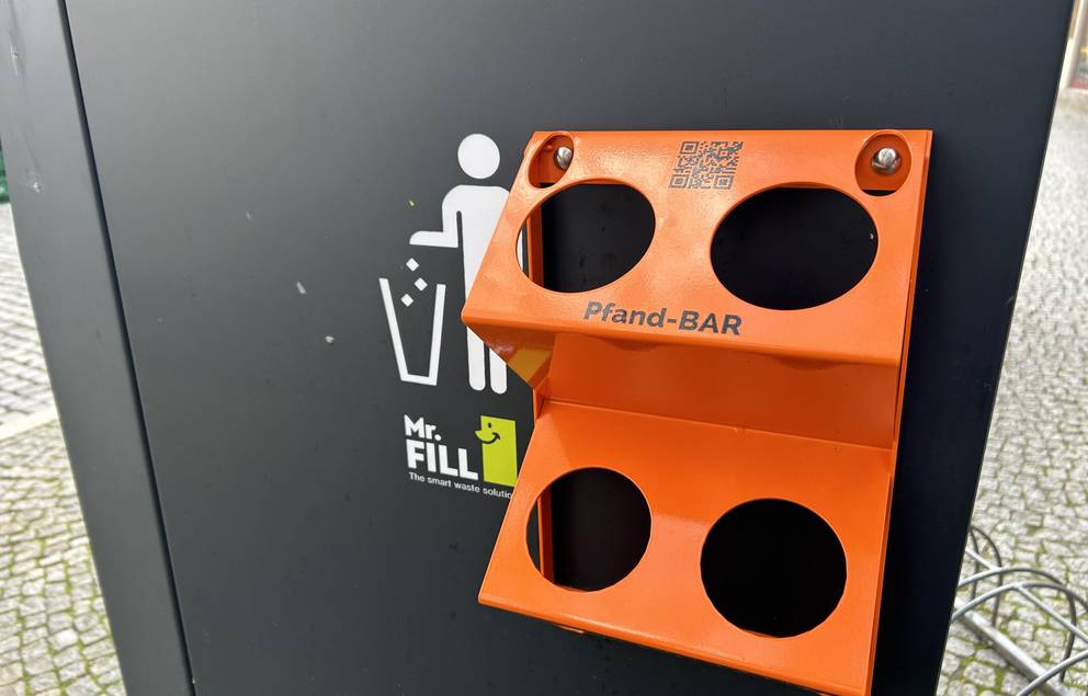 Neu ist, dass an die „Mr. Fill“ sogenannte „Pfandis/Pfand-Bars“ montiert wurden. Hier können all jene, die keinen Wert auf ihre Pfandflaschen legen, die Pfandflaschen ablegen.