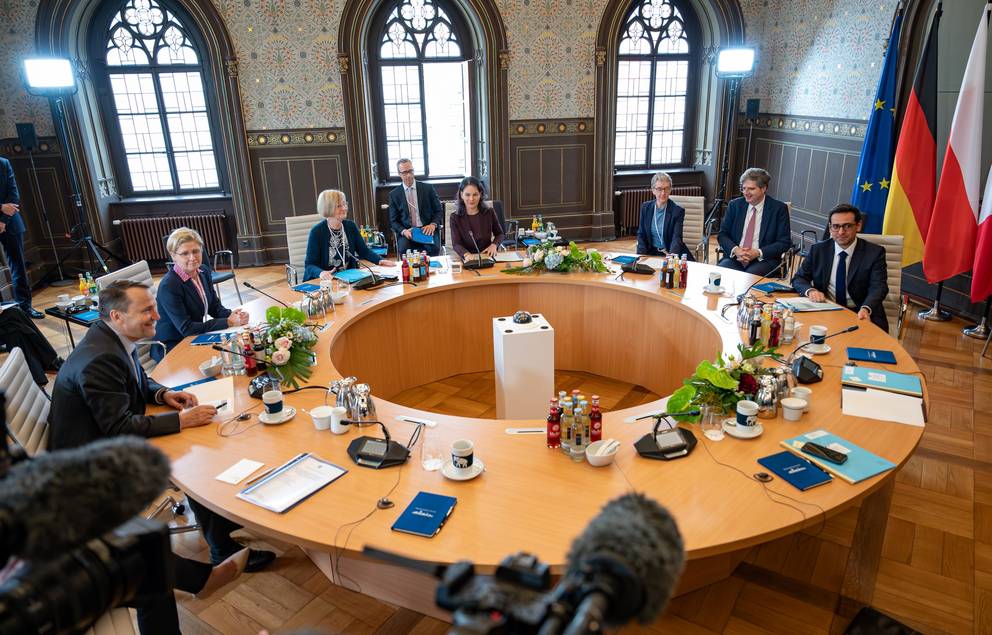 Arbeitsgespräche der Außenminister im Festsaal des historischen Rathauses.